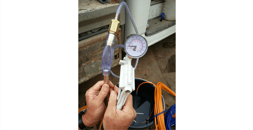 Saturating vibrating wire piezometer with hand pump